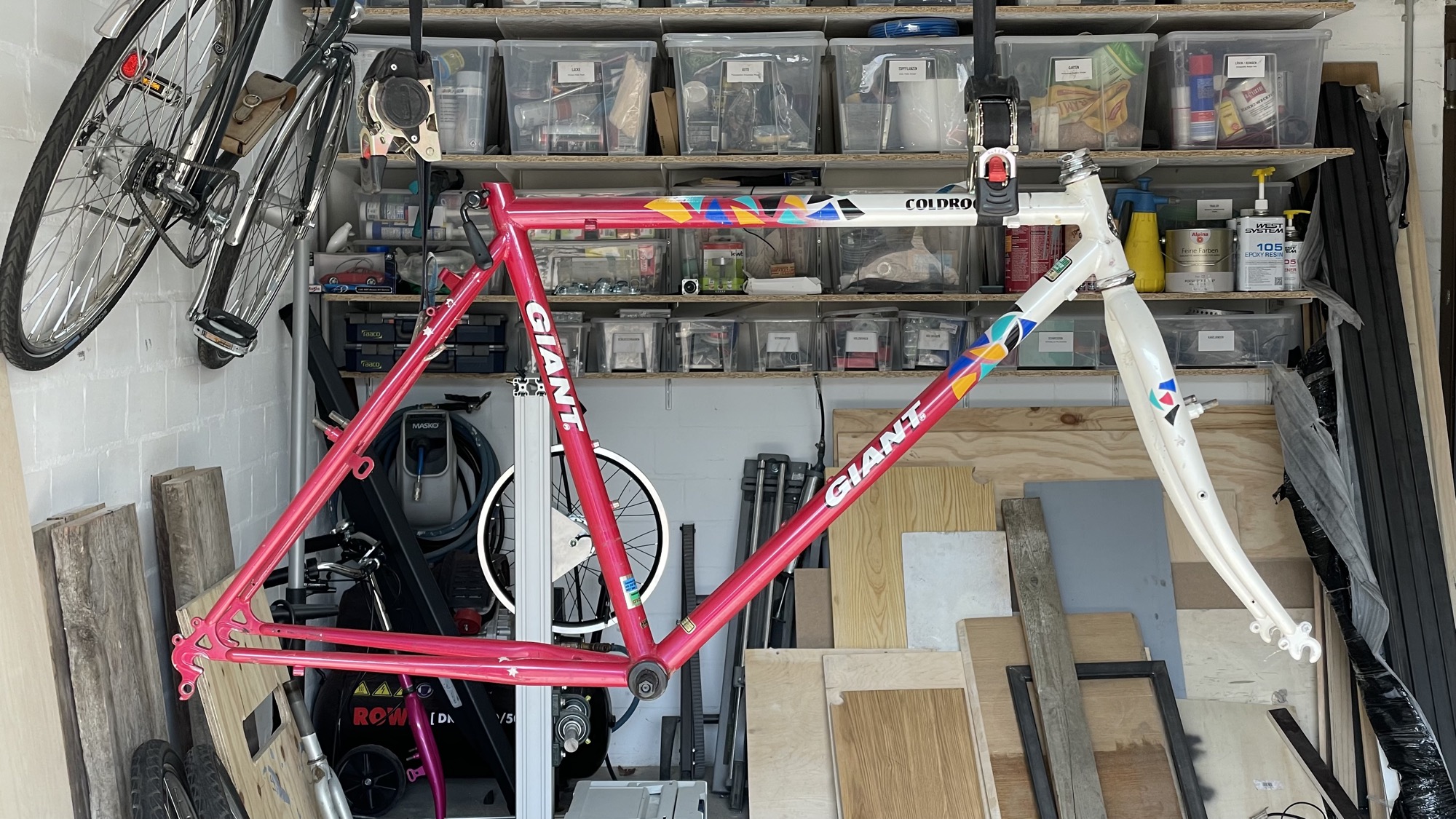 Pinker GIANT-Rahmen aus den 90ern als Ausgangsmaterial in der Werkstatt