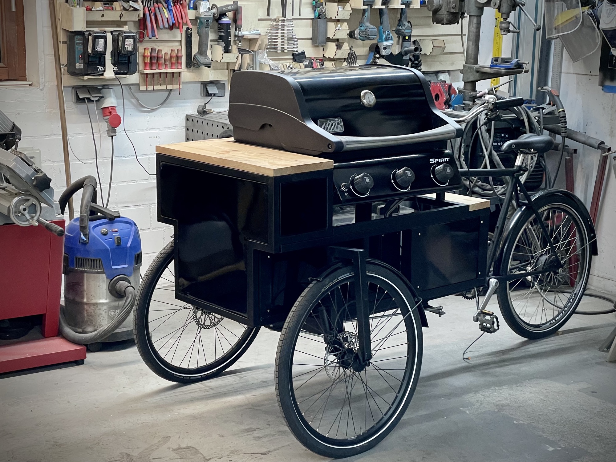 Das fertige Grillfahrrad mit Grill und Holz-Anrichte in der Werkstatt